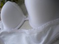 Art. 25: Conjunto Marcela Koury de microfibra. Corpiño en tasa soft y cola less rayada; en blanco, rosa pálido. 